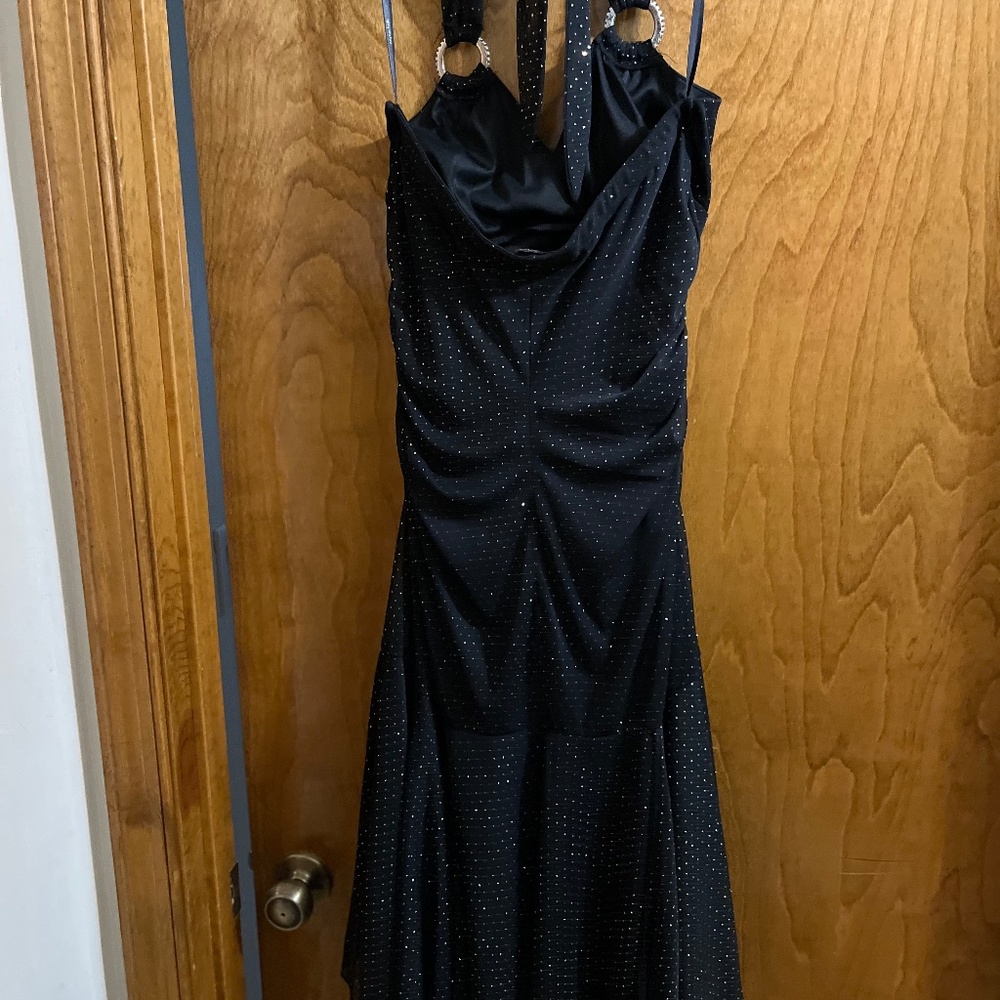 BlackSleeveless Midi Dress